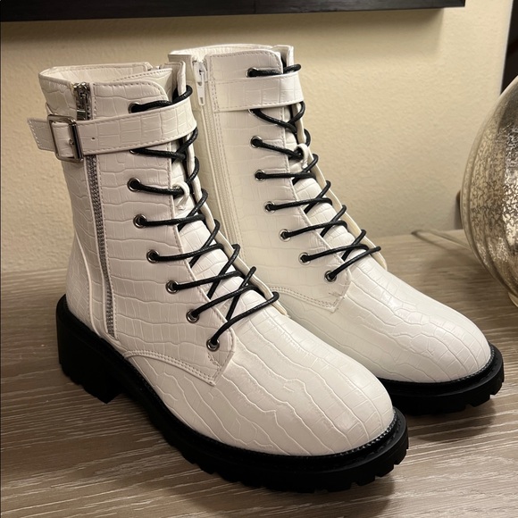 Catherine Malandrino Runner Croc Embossed White Combat Boots. - Picture 2 of 9